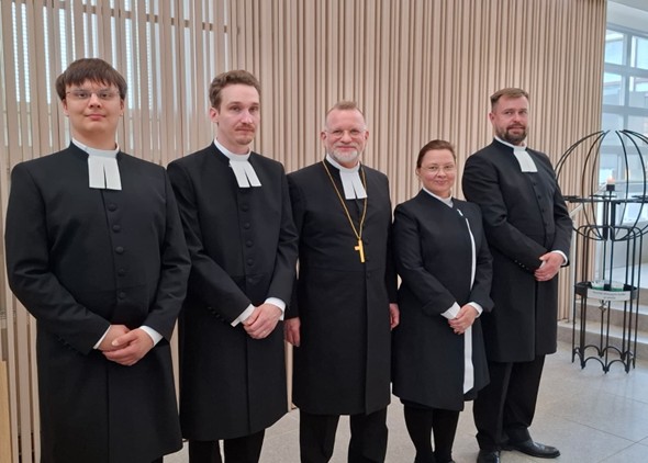 piispa-jari-jolkkonen-vihki-helluntaina-nelj-uutta-pappia-joukossa
